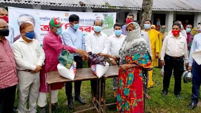 ময়মনসিংহে বন্যার্তদের মাঝে ত্রাণ বিতরণ