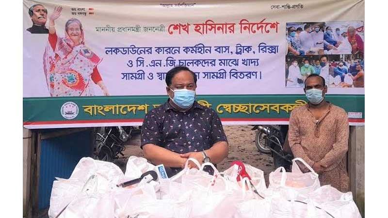 দোহারে স্বেচ্ছাসেবক লীগ নেতার খাদ্যসামগ্রী বিতরণ