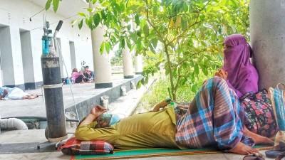 অতিরিক্ত রোগী সামলাতে হিমশিম খাচ্ছেন চিকিৎসক ও নার্সরা