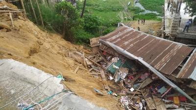 রাঙ্গামাটিতে ধসে পড়ল পাঁচ দোকান