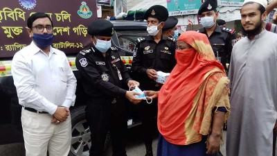 সিরাজগঞ্জে র‌্যাবের করোনা সুরক্ষাসামগ্রী বিতরণ