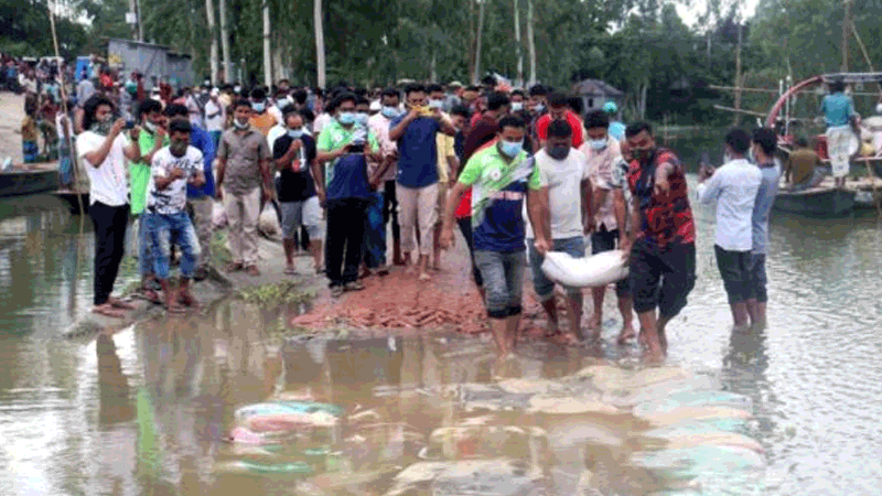 কুড়িগ্রামে বালির বস্তা ফেলে সড়ক মেরামত করল ছাত্রলীগ
