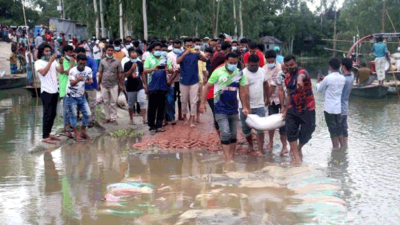 কুড়িগ্রামে বালির বস্তা ফেলে সড়ক মেরামত করল ছাত্রলীগ