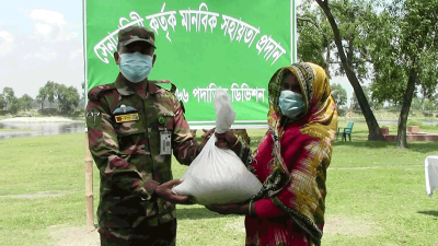 কুড়িগ্রামে দুস্থদের খাদ্যসহায়তা দিল সেনাবাহিনী