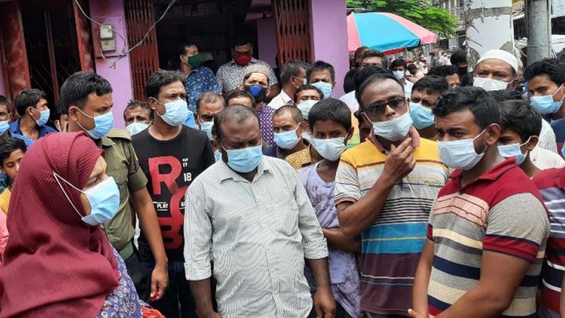 দোকানপাট খোলার দাবিতে উলিপুরে ব্যবসায়ীদের বিক্ষোভ