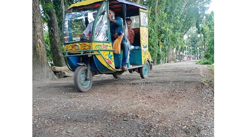 খানাখন্দে ভরা ২০ কিলোমিটার দুর্ভোগে ৩ উপজেলার মানুষ