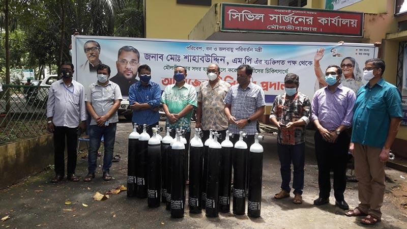 হাসপাতালে অক্সিজেন সিলিন্ডার দিলেন পরিবেশ ও বনমন্ত্রী