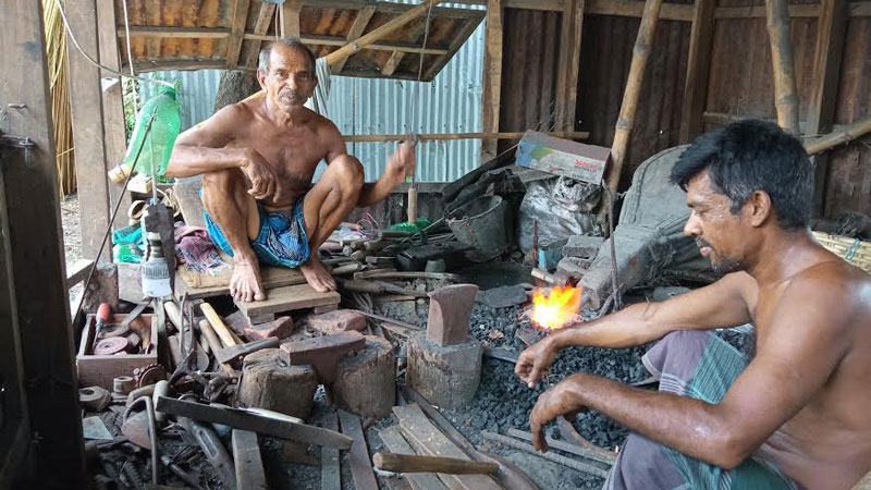 গোপালগঞ্জ কামারদের কর্মব্যস্ততা,লৌহাস্ত্রের দাম বৃদ্ধি