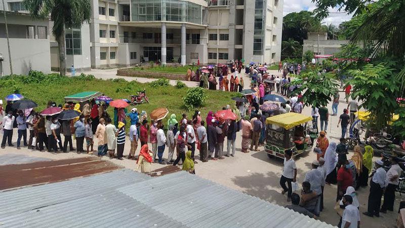 বাগেরহাটে শনাক্ত সর্বোচ্চ,ভ্যাকসিন নিতে ভিড়