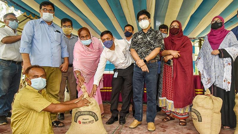 বগুড়ায় ৩০০ ক্ষুদ্র ব্যবসায়ীকে ত্রাণসহায়তা
