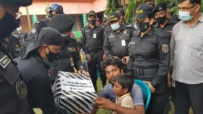 সেজান জুস কারখানায় ক্ষতিগ্রস্তদের পাশে র‌্যাব মহাপরিচালক