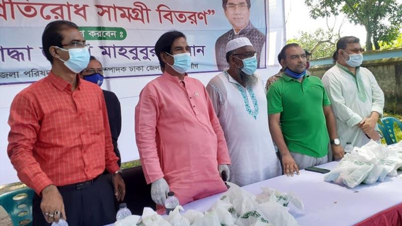 নবাবগঞ্জে জেলা পরিষদের করোনা সুরক্ষা সামগ্রী বিতরণ