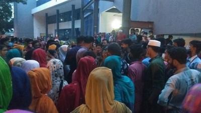 ভালুকায় অর্ধেক বেতনের দাবিতে শ্রমিকদের বিক্ষোভ