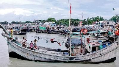 ফের ইলিশ শিকারে সাগরে যাত্রা জেলেদের
