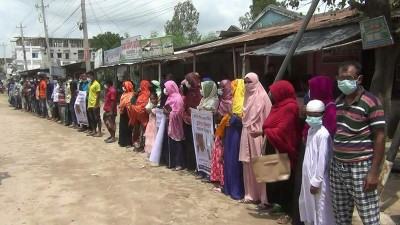 হিলিতে মাইক্রোবাসচালক হত্যার প্রতিবাদে বিক্ষোভ ও মানববন্ধন