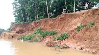 ভাঙন আতঙ্কে সোমেশ্বরী নদীতীরের শতাধিক পরিবার