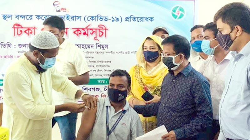 সোনামসজিদ স্থলবন্দরের শ্রমিকদের করোনার টিকাদান শুরু