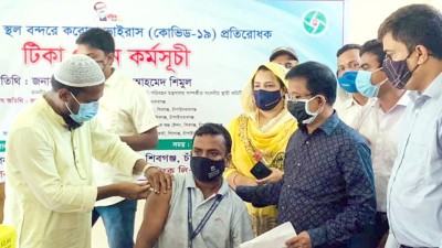 সোনামসজিদ স্থলবন্দরের শ্রমিকদের করোনার টিকাদান শুরু