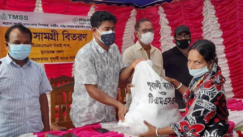 সুনামগঞ্জে দরিদ্রদের মাঝে ত্রাণ বিতরণ