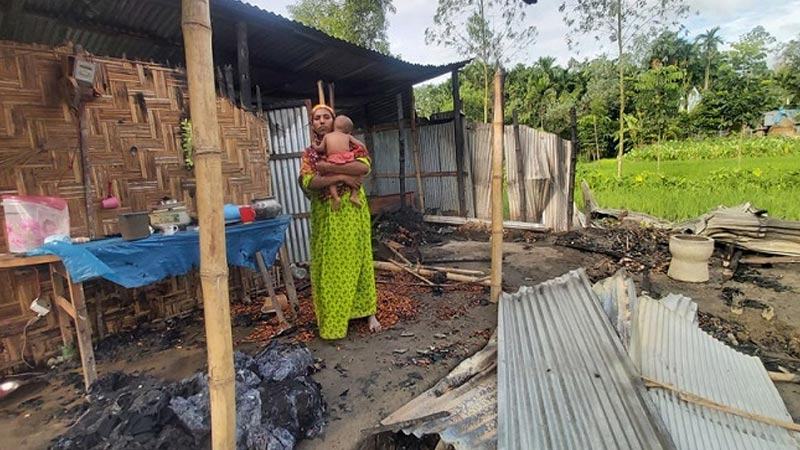 চারদিন ধরে খোলা আকাশের নিচে অসহায় পরিবার