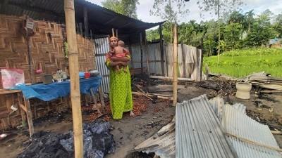 চারদিন ধরে খোলা আকাশের নিচে অসহায় পরিবার