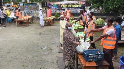 যশোরে উদীচীর ব্যতিক্রমী ফ্রি বাজার