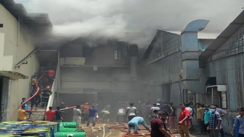 রূপগঞ্জে লেদার কারখানার রাসায়নিক গুদামে আগুন