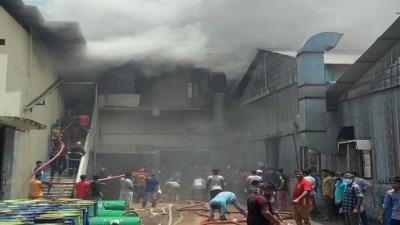 রূপগঞ্জে লেদার কারখানার রাসায়নিক গুদামে আগুন