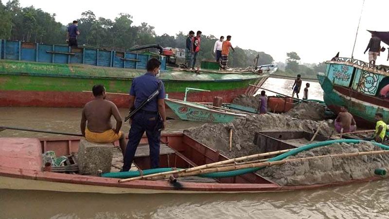 মানিকগঞ্জে নদী থেকে বালু তোলার অপরাধে জেল-জরিমানা