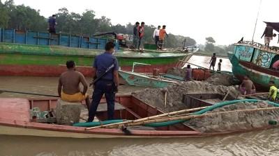 মানিকগঞ্জে নদী থেকে বালু তোলার অপরাধে জেল-জরিমানা