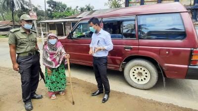 বিধবা বৃদ্ধার আর্তনাদ শুনে পাশে দাঁড়ালেন ইউএনও