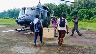 দুর্গম পার্বত্য বড়থলিতে করোনার টিকা গেল হেলিকপ্টারে