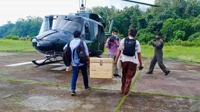 রাঙ্গামাটির দুর্গম বড়থলিতে টিকা গেল হেলিকপ্টারে