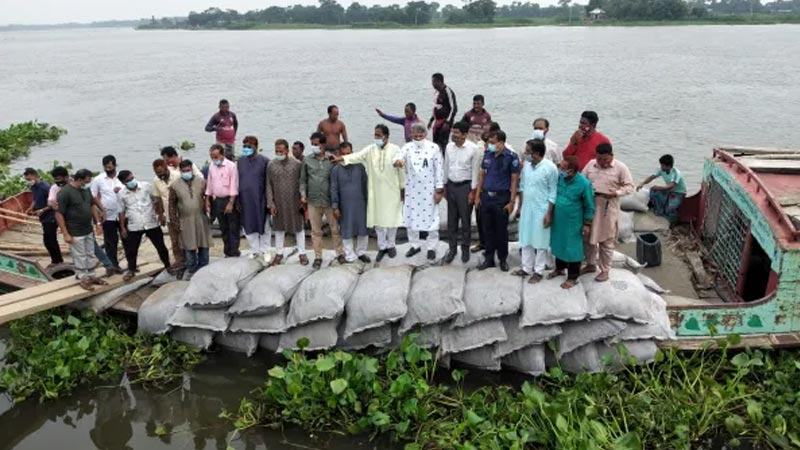 চাঁদপুরে বেড়িবাঁধ রক্ষায় জিও ব্যাগ ডাম্পিং