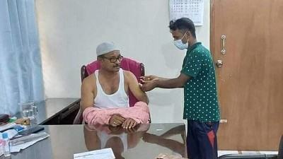 বাসায় বসে টিকা নিলেন উপজেলা চেয়ারম্যান