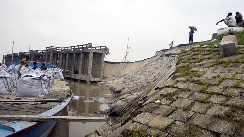 ধুনটে আবারো বন্যা নিয়ন্ত্রণ বাঁধের স্পারে ধস