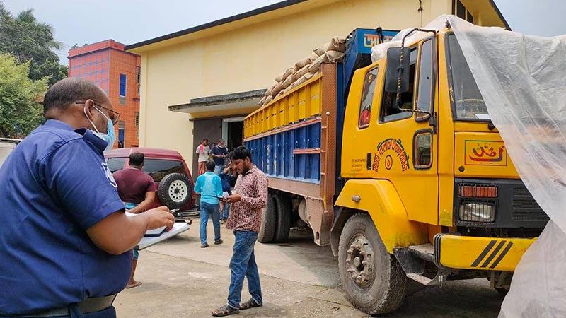 ৫৯১ বস্তা নিম্নমানের চাল প্রবেশ করানোর চেষ্টা