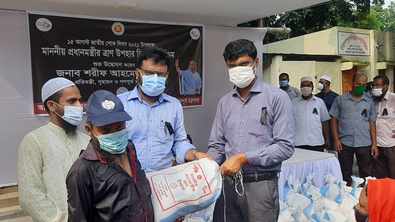 জয়পুরহাটে পিডব্লিউডি’র উদ্যোগে প্রধানমন্ত্রীর ত্রাণ উপহার বিতরণ