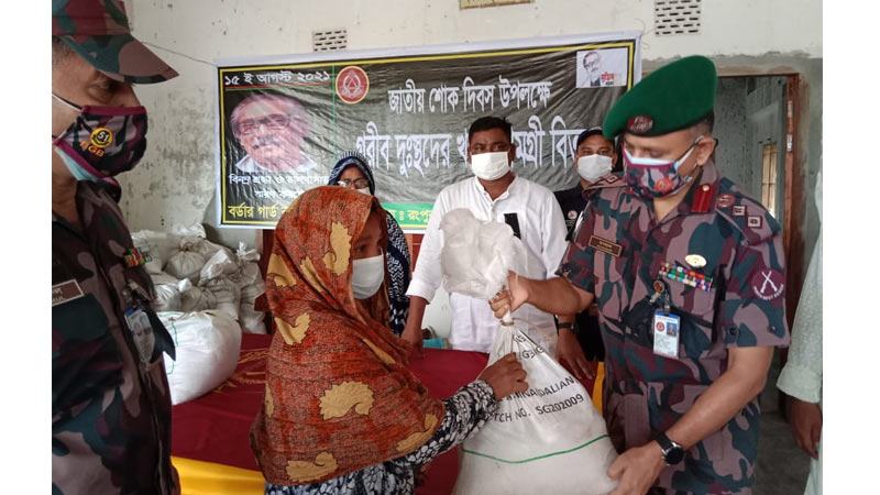 বিজিবির খাদ্যসহায়তা পেল দহগ্রামের ১২০ পরিবার