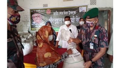 বিজিবির খাদ্যসহায়তা পেল দহগ্রামের ১২০ পরিবার