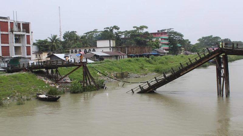  শরণখোলায় সেতু ভেঙ্গে পড়ায় দূর্ভোগে এলাকাবাসি