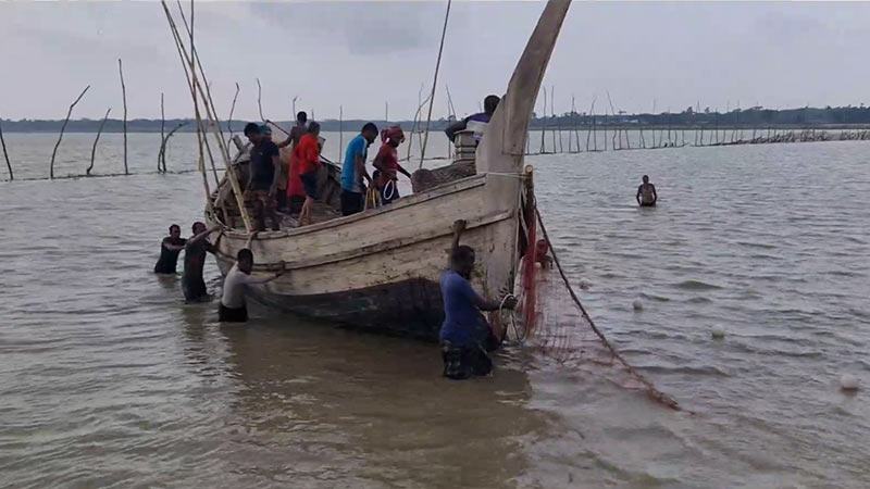খুঁটি জালের বাধায় সাগর থেকে আসছে না ইলিশ