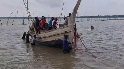 খুঁটি জালের বাধায় সাগর থেকে আসছে না ইলিশ