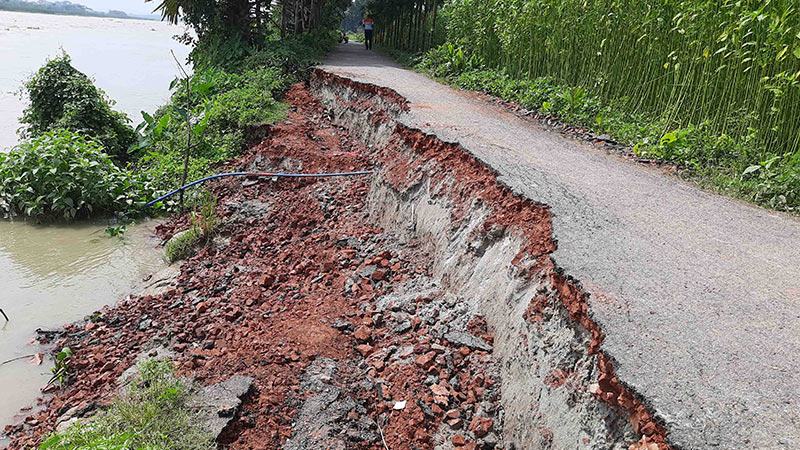 বাগেরহাটে মধুমতীর ভাঙনে বিলীন হচ্ছে সড়ক, বসতভিটা