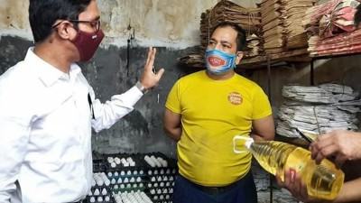 রাজশাহীতে মুদি দোকানে টিসিবির তেল, জরিমানা