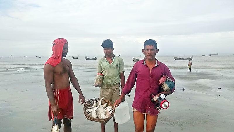 আনোয়ারা উপকূলে অবশেষে জালে ধরা পড়ছে ইলিশ