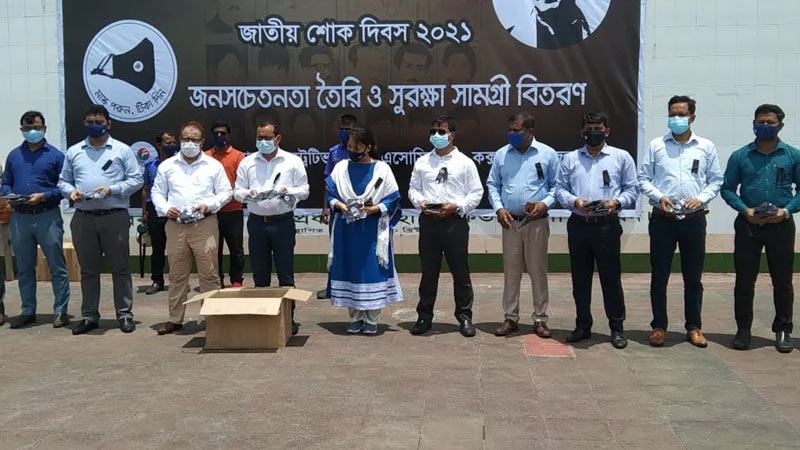 কক্সবাজার সৈকতে জেলা প্রশাসকের মাস্ক বিতরণ