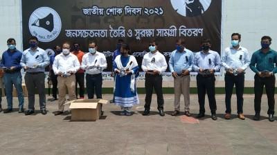 কক্সবাজার সৈকতে জেলা প্রশাসকের মাস্ক বিতরণ