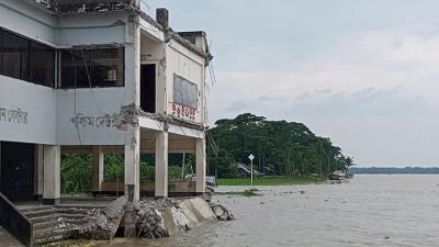 ঝালকাঠিতে সাইক্লোন শেল্টার ভেঙে নদীতে