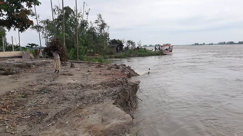ভাঙনে সর্বস্ব হারাচ্ছে তিস্তাপারের মানুষ